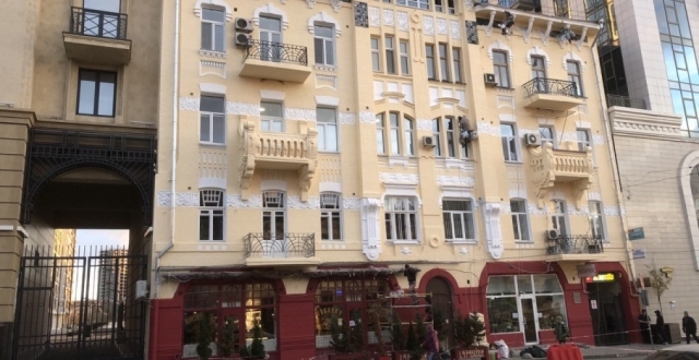 Кияни із владою відновили історичний фасад будинку 1910 року в центрі столиці