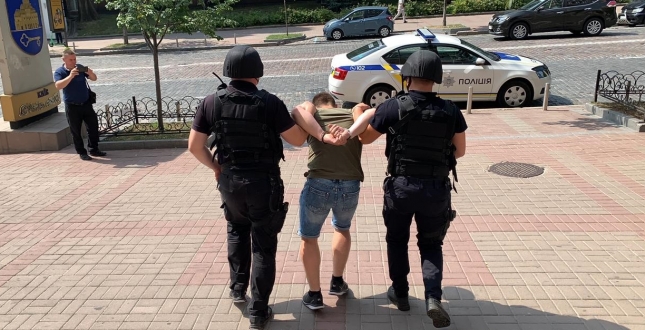 Обійшлося без стрілянини: в Шевченківській райдержадміністрації поліція затримала зловмисника (ВІДЕО)